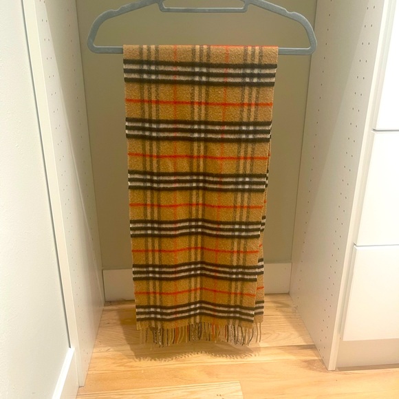 Vintage Burberry Narrow Neck Check 70% Cashmere 30% Wool Scarf & Burberry Bag - Picture 9 of 10